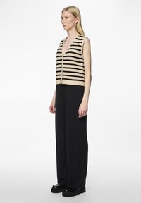Pieces PCNISA VEST - Vest - cloud dancer/black