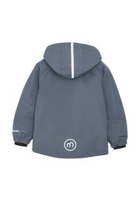 Grå vandtæt jakke med hætte, der har en hvid lodret stribe på ryggen, elastiske manchetter og et logo ved sømmen.