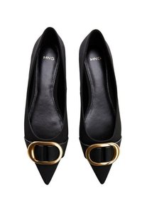 Des ballerines pointues noires en matériau lisse présentent un large fermoir en or à l'avant. L'intérieur est doublé d'un revêtement noir brillant.