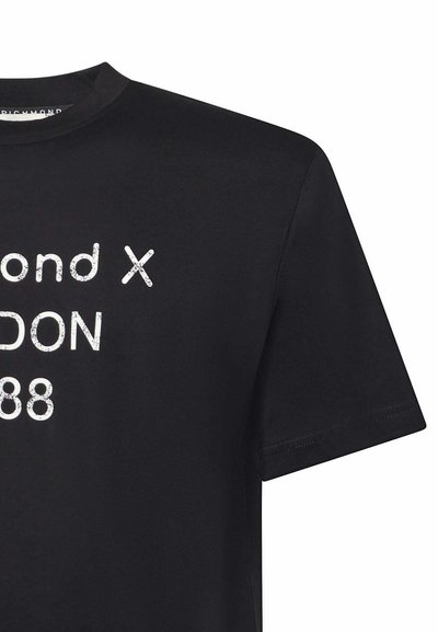 Zwarte katoenen t-shirt met een ronde hals. Voorzien van witte bedrukte tekst: "Diamond X LONDON 88." Korte mouwen, soepele textuur en een ontspannen pasvorm.