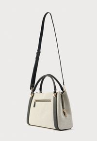 Kézitáska strukturált kialakítással, világosszürke texturált testtel, sötétszürke díszítésekkel, két fogóval és levehető fekete pánttal.