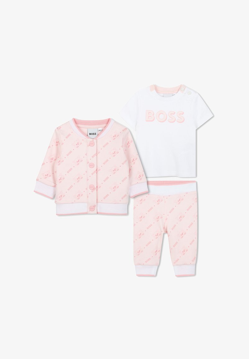 Conjunto de bebê de três peças: cardigan com padrão rosa, camisetas brancas com "BOSS" em rosa e calças rosa combinando. Tecido macio, punhos canelados, design casual.