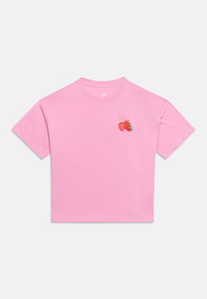 Ružové krátke tričko s krátkym rukávom, malými vyšívanými jahodami a žltým logom Nike swoosh na ľavej strane hrudníka.