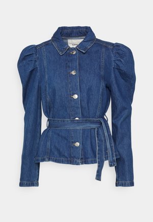 Veste en denim au design ajusté, avec des manches bouffantes et une taille ceinturée. Couleur bleu foncé avec des boutons argentés et un col structuré.