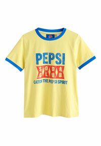 Maglietta gialla in cotone con collo e maniche blu a girocollo. Presenta una grafica stampata con la scritta "PEPSI SODA CLUB" e "CATCH THE PEPSI SPIRIT."