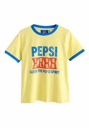 Gul bomuld T-shirt med blå rund hals og ærmer. Har et trykt motiv med teksten "PEPSI SODA CLUB" og "FANG PEPSI-ÅNDEN."