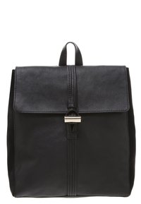 Svart läderryggsäck med klaffstängning, silverfärgade detaljer och vertikal söm på framsidan. Slät textur.