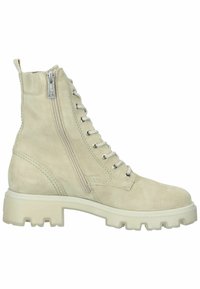 Stivale da combattimento in suede beige con suola spessa, cerniera laterale e lacci frontali.