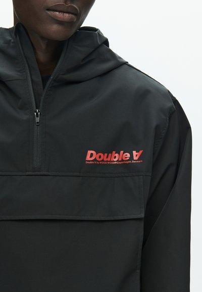 Čierna nepremokavá bunda s polovičným zipsom, kapucňou a červeným logom "Double V" na hrudi. Hladká textúra, minimalistický dizajn.