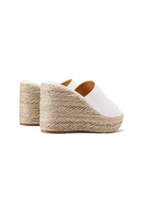 Sandali con zeppa bianchi, dotati di un tacco in juta intrecciata textured e una tomaia liscia. Design con punta scoperta e una leggera piattaforma rialzata per il comfort.