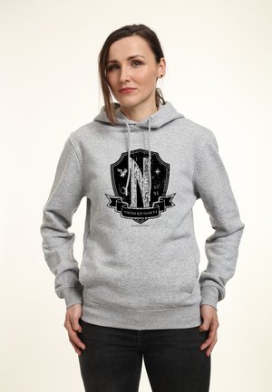 Felpa grigia con grafica di un grande scudo nero che presenta la lettera "N" e la frase "Unitas est Invicta", cappuccio con lacci e polsini a costine.