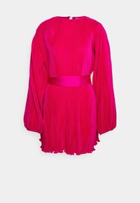 Robe plissée rose avec de longues manches bouffantes, un col rond et une ceinture assortie à la taille. Texture douce avec un ourlet volanté.