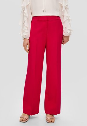 Roze wijde broek met een gladde textuur, voorzien van een hoge tailleband en plooi lijnen, gecombineerd met een witte blouse met ruches en beige sandalen.