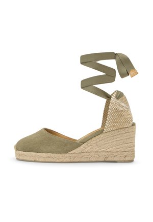 Espadrillas con zeppa in tela verde oliva, suola in juta intrecciata e cinturini alla caviglia, con contrafforte del tallone a scacchi.
