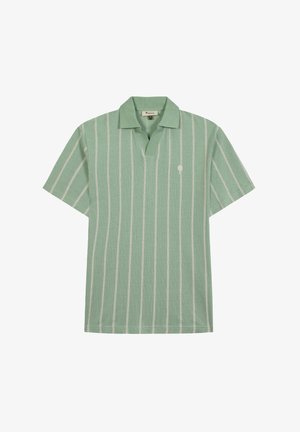 Kortarmig groen poloshirt met witte verticale strepen en een klein wit rond logo op de linkerborst.