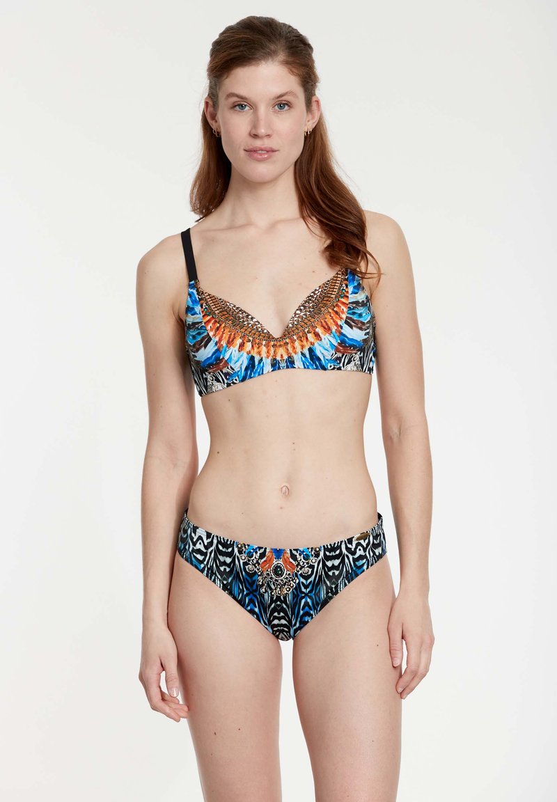 Set di bikini con un top blu e arancione a fantasia, con scollatura a V profonda e decorazioni in perline, abbinato a slip a vita bassa coordinati.