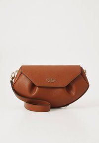 Brūna teksturēta ādas rokassoma ar aizdares vāciņu, zelta detaļām un regulējamu siksnu. Raksturīga noapaļota apakša un leņķaina augšdaļa.