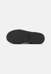 Tommy Jeans FOXING FLATFORM - Sneakers basse - triple black