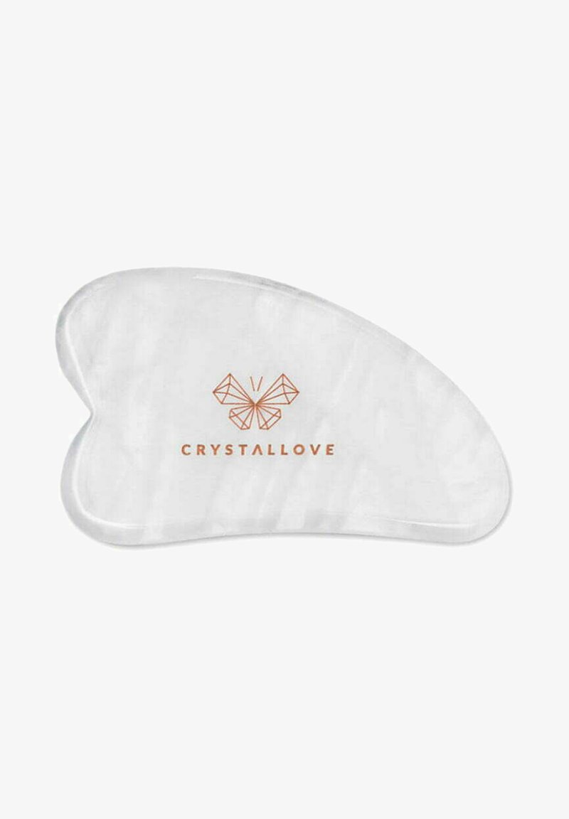 Przezroczyste, białe narzędzie gua sha o wygiętym kształcie, z złotym logo "CRYSTALLOVE" oraz geometrycznym wzorem motyla.