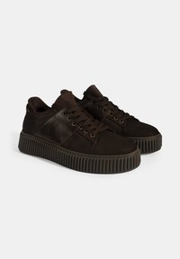 Braune Sneakers aus einer Kombination von glattem und strukturiertem Leder. Mit runden Schnürsenkeln, einem gepolsterten Kragen und einer geriffelten Gummisohle.