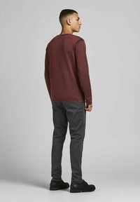Jack & Jones JJELEO CREW NECK - Trui - port royale