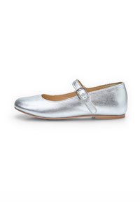 Ballet flat metallico argento con punta rotonda, una singola cinghia regolabile con fibbia e una texture in pelle liscia. Design con tacco piatto.