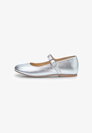 Ballet flat metallico argento con punta rotonda, una singola cinghia regolabile con fibbia e una texture in pelle liscia. Design con tacco piatto.