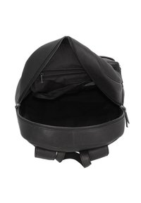 Sac à dos en cuir noir avec un dessus arrondi, fermeture éclair, et poches intérieures, caractérisé par une texture lisse et un design minimaliste.