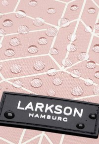 Vaaleanpunainen vettä hylkivä kangas, jossa on geometrinen kuvio nousevilla rakenteilla, pisaroita pinnalla ja musta brändilogo, jossa lukee "LARKSON HAMBURG."