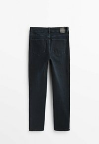 Jean en denim noir vu de dos avec deux poches arrière, passants de ceinture et une petite pièce en cuir noir sur la ceinture.