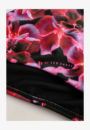 Tessuto a motivi floreali con fiori rosa e rossi vivaci su uno sfondo nero, con cuciture visibili e il marchio Ted Baker.
