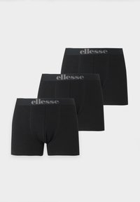 Tri crna muška bokserica s vidljivim šavovima i sivim „ellesse“ logom na elastičnom pojasu, raspoređene u pomaknutom položaju.