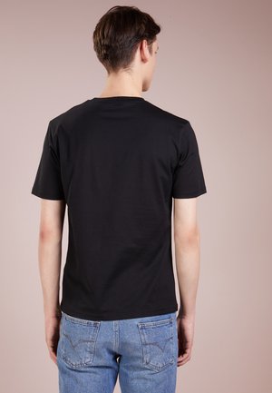 Schwarzes T-Shirt mit kurzen Ärmeln und Rundhalsausschnitt, aus glattem Stoff, von hinten vor neutralem Hintergrund gezeigt.