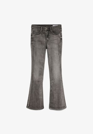 Pantalones vaqueros acampanados en denim negro desgastado con un ligero brillo. Presenta cinco bolsillos y costuras en contraste a lo largo de los bordes.
