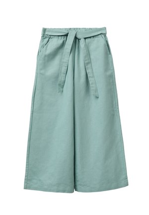 Spodnie z wysokim stanem, szerokimi nogawkami i skrócone, w jasnym morskim kolorze, z paskiem i bocznymi kieszeniami, wykonane z lekkiego materiału.