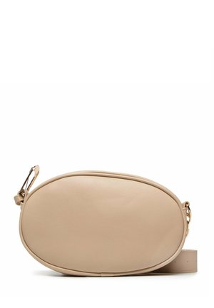 Borsa a tracolla ovale beige con texture liscia, fibbia color oro e tracolla regolabile, posata distesa su uno sfondo bianco.