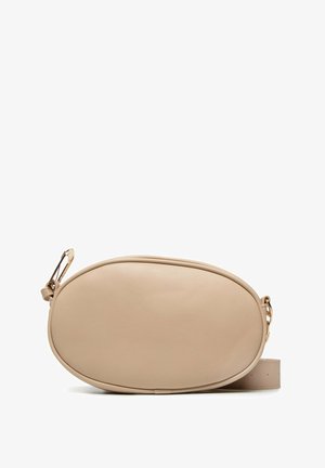 Beige ovale Umhängetasche mit glatter Textur, goldfarbenem Verschluss und verstellbarem Riemen, flach auf weißem Hintergrund liegend.