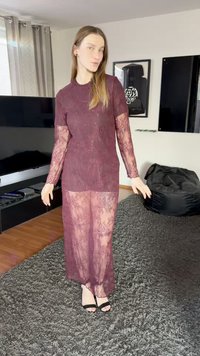 Vīnogu krāsas mežģīņu kleita ar garām piedurknēm, kurā ir ziedu raksti un caurspīdīgs svārku pārklājums. Melni siksniņu augstpapēži un teksturēts paklāja fons.