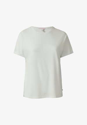 Biały T-shirt z krótkim rękawem, z delikatnymi poziomymi paskami i okrągłym dekoltem, prezentowany na jednolitym białym tle.