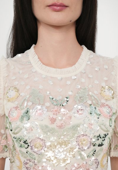 Doorzichtig geborduurd blouse met bloemige paillettenpatronen, gerimpelde halslijn in off-white, met verschillende pastelkleuren en ingewikkelde details.