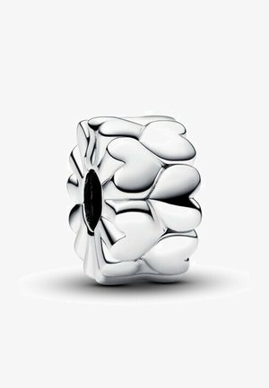 Ciondolo in argento con design floreale, caratterizzato da forme di petali arrotondati e un foro centrale. Texture liscia con finitura lucida, senza segni visibili.