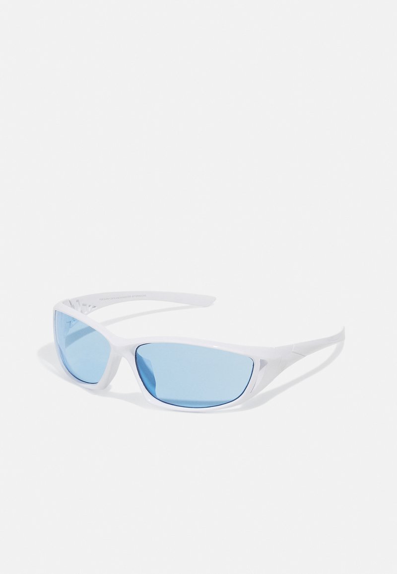 Óculos de sol brancos com lentes azuis espelhadas. A armação tem um design suave e desportivo, apresentando um estilo envolvente e detalhes elegantes nas hastes.