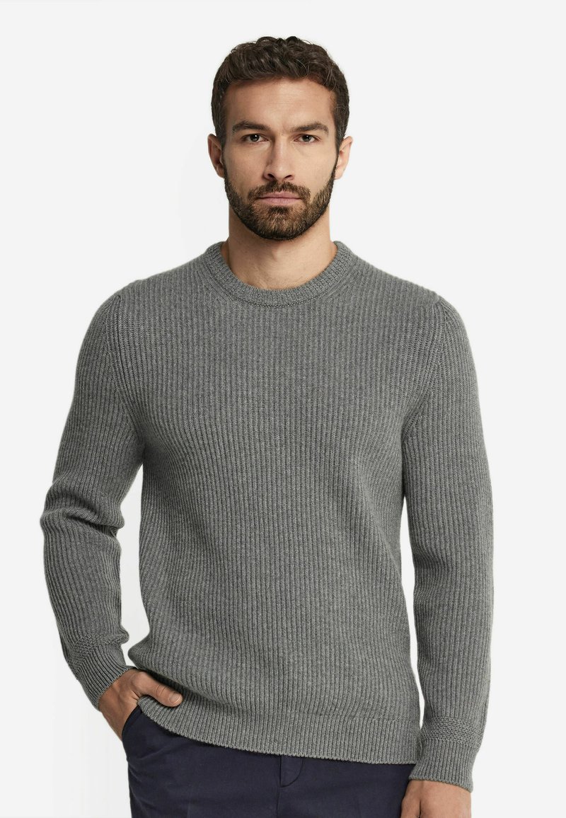 Grå ribbad tröja med rund hals och långa ärmar, med en texturerad stickning och en åtsittande silhuett.