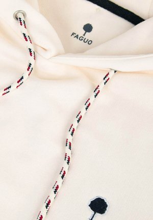 Crème-kleurige hoodie met rode, zwarte en witte trekkoorden, en een zwart boomlogo met de tekst "FAGUO" op de borst.