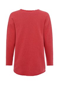 Maglione rosso a maniche lunghe con collo a giro, caratterizzato da una texture morbida e dettagli a bordo grezzo sul collo e sull'orlo, leggermente arrotondato nella parte inferiore.