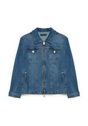 Blå denimjakke med frontlynlås, to brystlommer med knapper og klap, samt to sidelommer med slidser, lagt fladt på hvid baggrund.