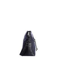 Bolso de cuero negro con forma estructurada, cuenta con un cierre con cremallera, correa ajustable a rayas y un acabado mate.