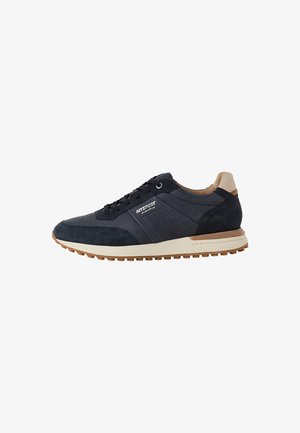 Scarpe sportive blu navy in pelle e suede, con dettagli traforati, contro tallone beige e suola in gomma texturizzata.