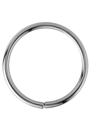 Silberner Metallring mit einem glatten, abgerundeten Design, das eine nahtlose und polierte Oberfläche aufweist und an einer Stelle leicht geöffnet ist.