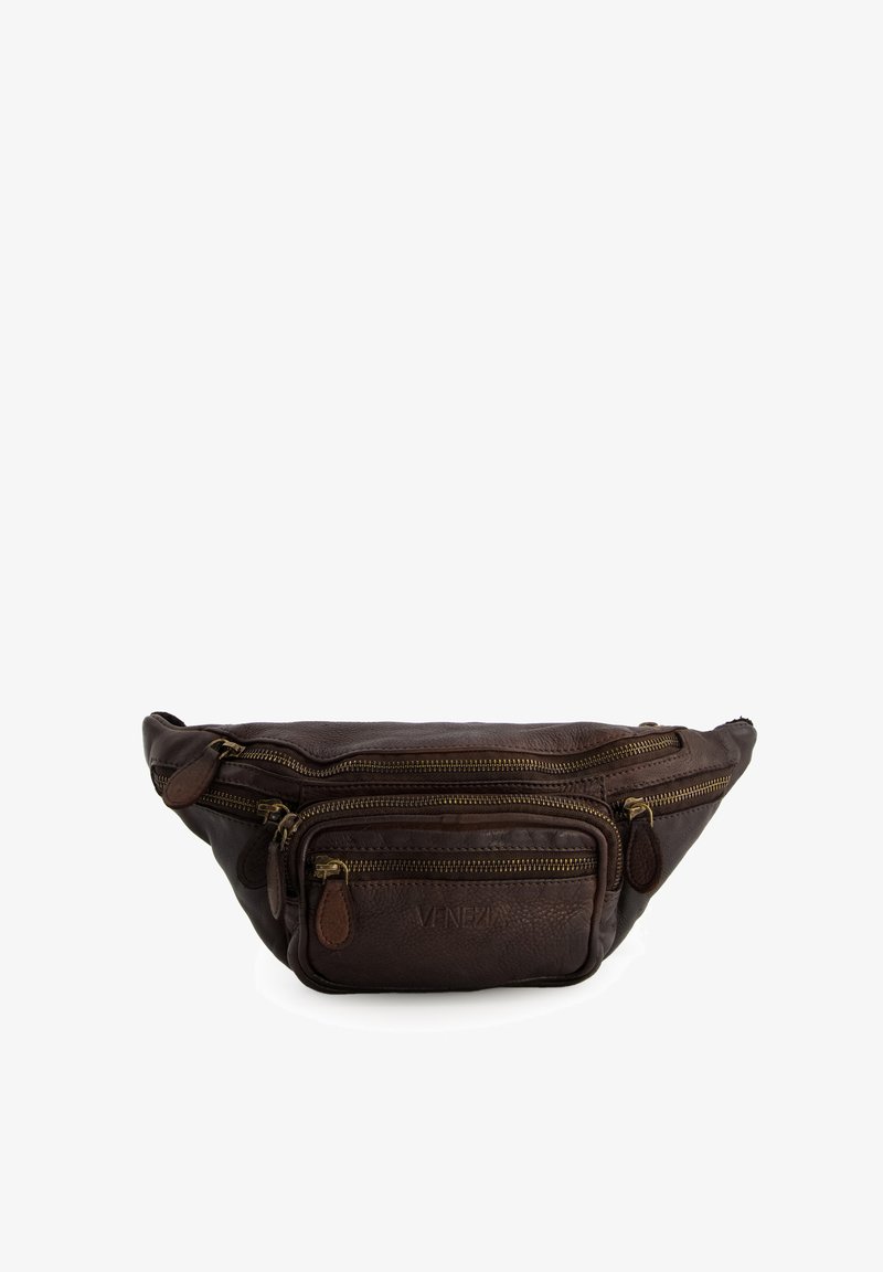 Brun læder bæltetaske med flere lynlåslommer, tekstureret overflade og guldfarvede accenter. Kompakt og struktureret design.